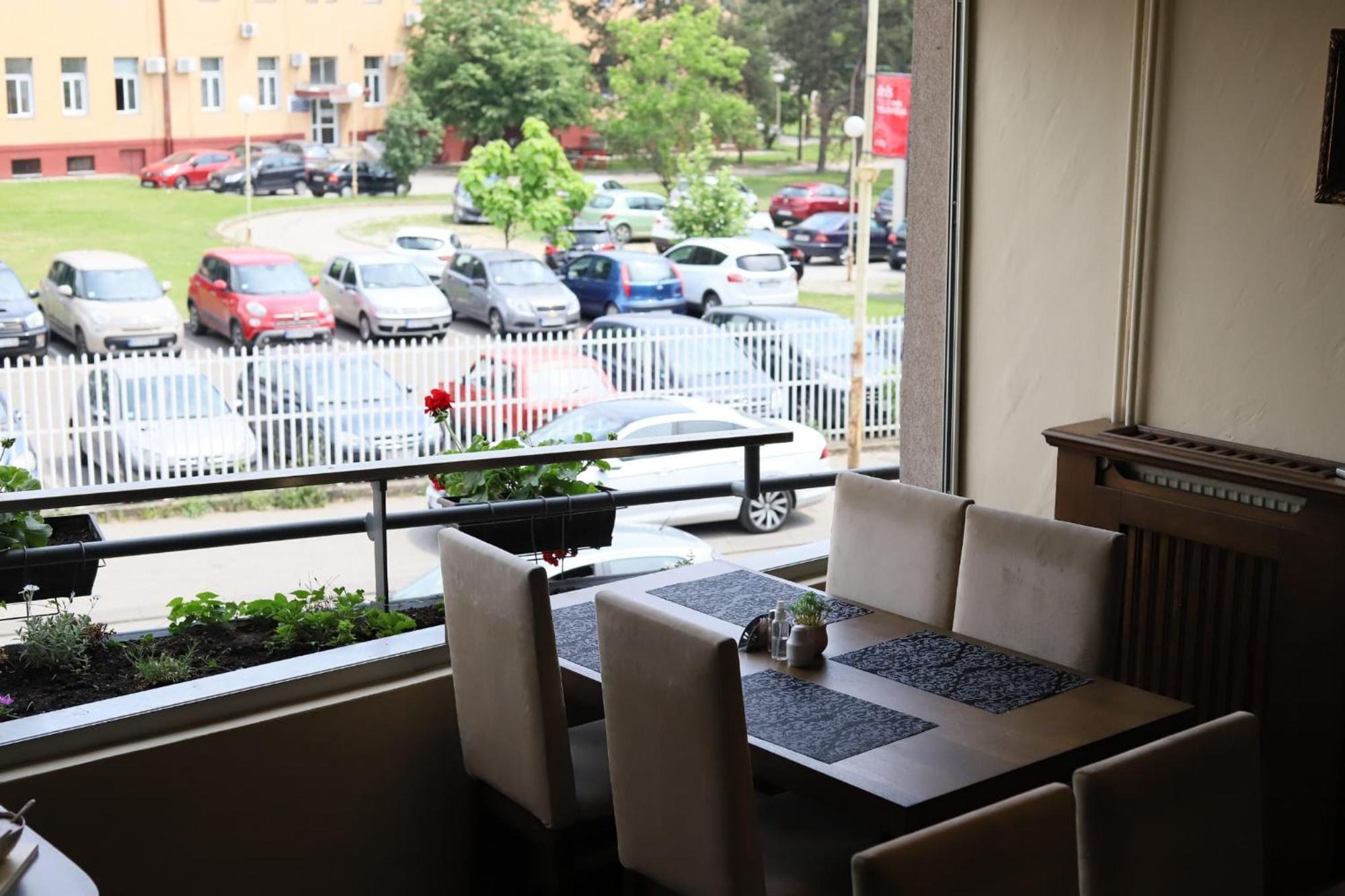 Garni Hotel Ema Kragujevac Bagian luar foto